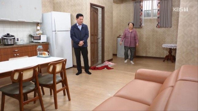 KBS1ドラマ『ママが狂った』第23話で、息子の住まいを訪れたチェ・スンドクとカン・ハクソン