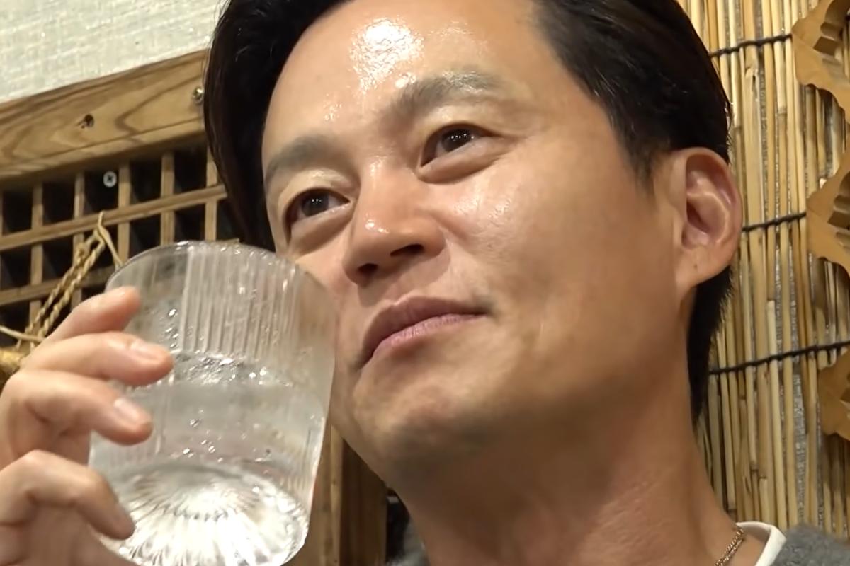 『ビソジン』でグラスを手にする出演者