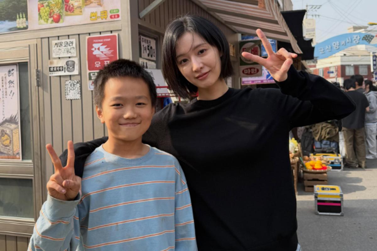 市場の路地で並び、ピースサインをするキム・ジウォンと子役のジェヒ