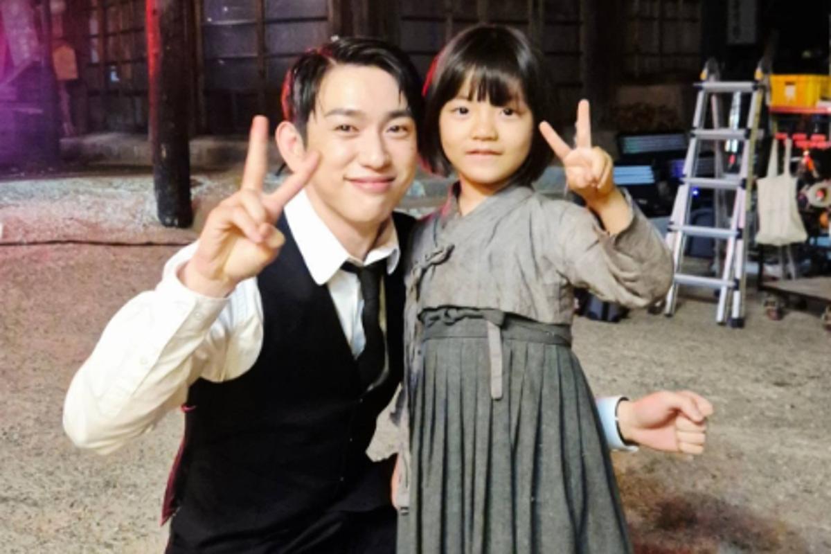 ドラマの撮影現場で、GOT7パク・ジニョンと子役ラヒが並んでピースサインをする。
