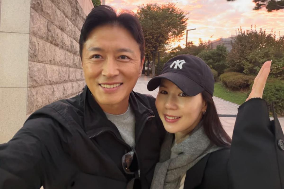 秋の夕景を背景に並ぶチン・テヒョンとパク・シウン