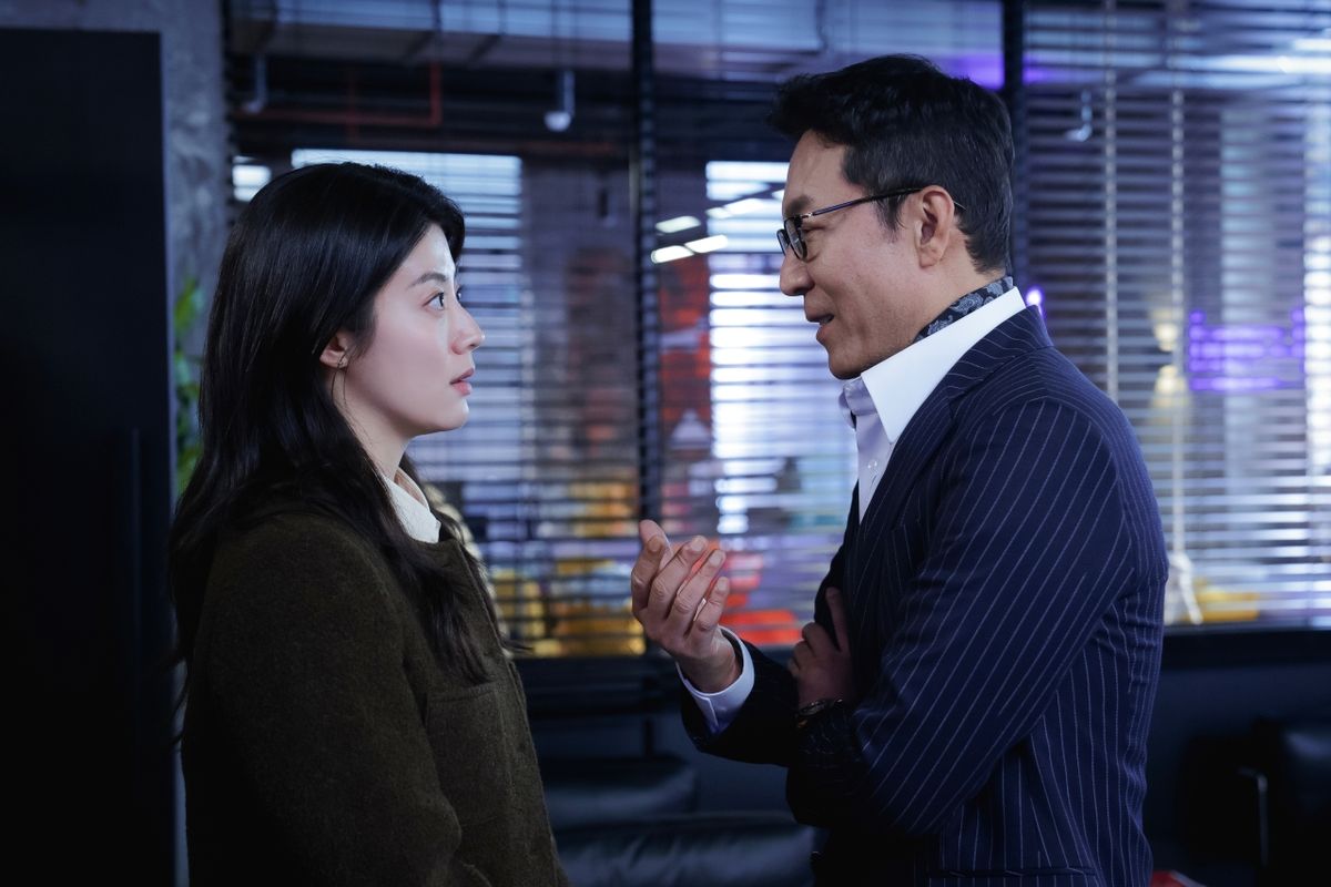 TVING『내가 떨릴 수 있게』の場面写真。ナム・ジヒョン演じるコン・ヨンスとチェ・ジノ演じるトッコ・ヨンフンが向かい合う