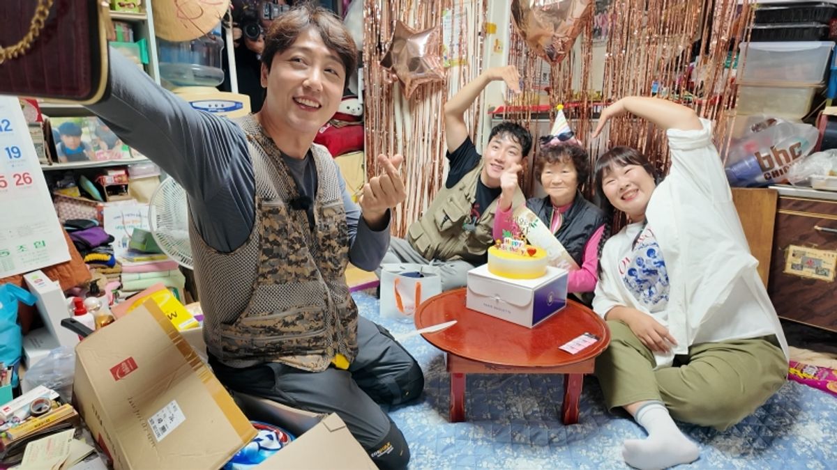 「イルクンの誕生3」の出演者らが高齢女性の誕生日を祝い、食卓を囲む場面。