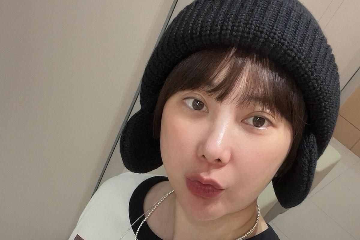 黒いニット帽姿のソ・イニョンがカメラに向かって自撮りする写真。
