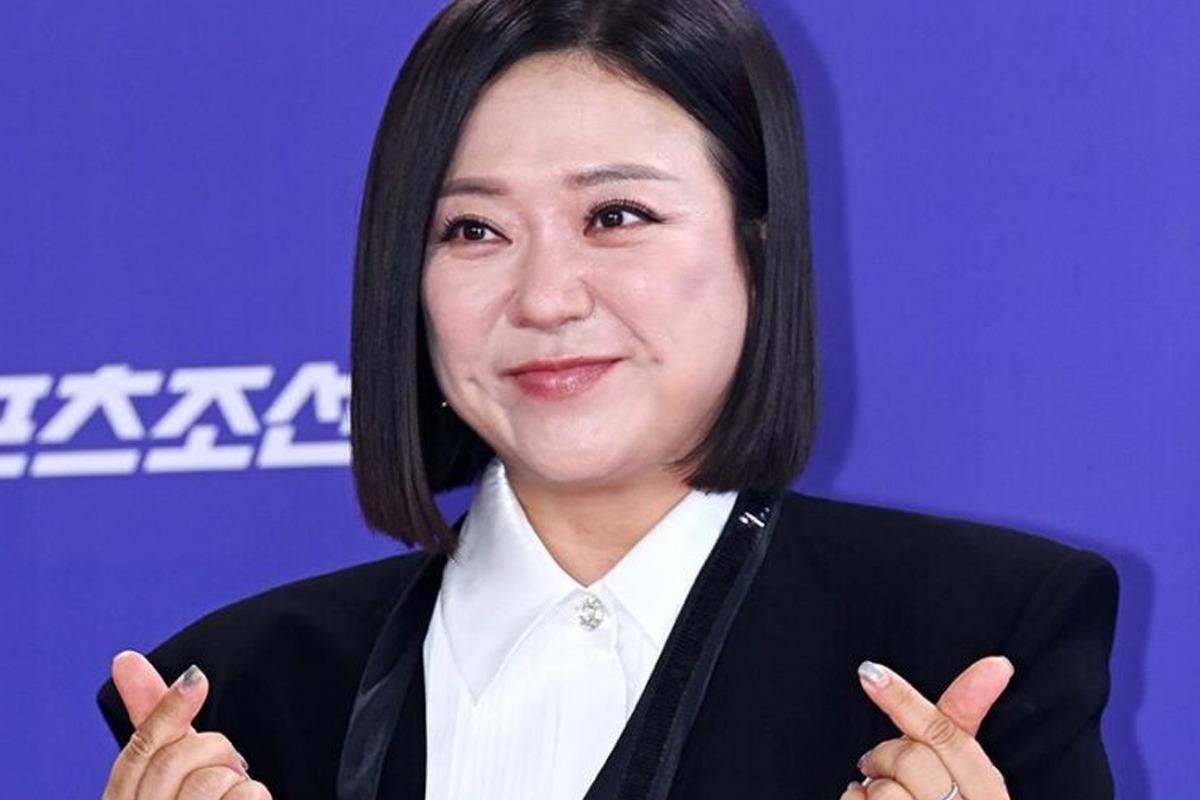 黒いジャケット姿で笑顔を見せるキム・スク