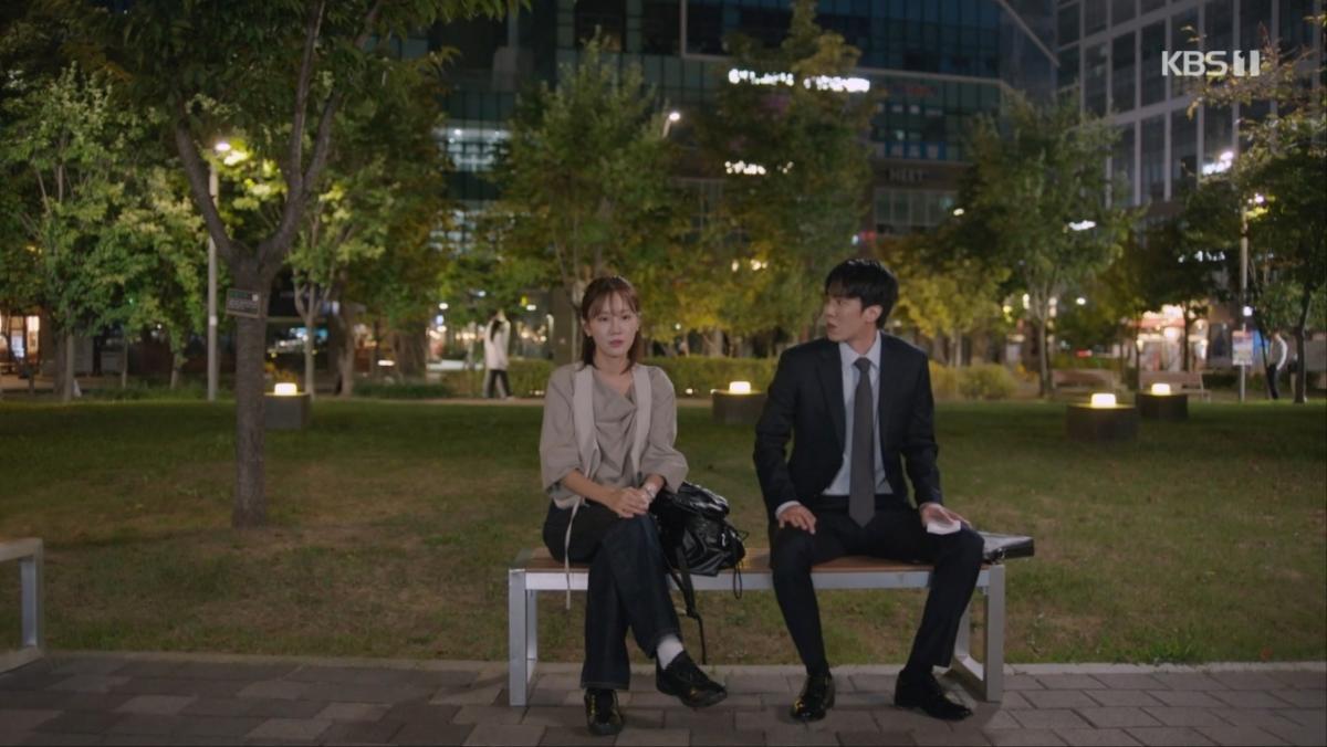 KBS1ドラマ「엄마가 미쳤어요」の夜の公園の場面。ベンチに座るカン・ダミと兄のカン・デチ