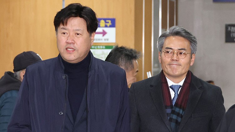 '<b>이재명</b> 측근' <b>김용</b>, 불법자금수수 일부 유죄…징역5년 법정구속