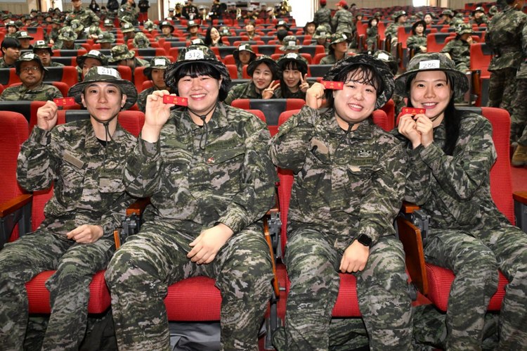 <b>국가대표</b> 선수단, <b>해병대</b> 훈련 종료…양궁 김우진 등 우수 교육생 선정