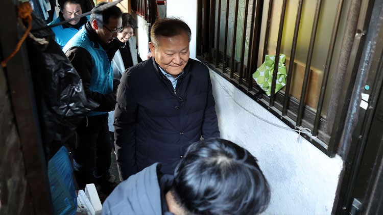 <b>이상민</b> 행안부 <b>장관</b>, 서울 <b>쪽방촌</b>·판자촌 찾아 한파·화재 대비 점검