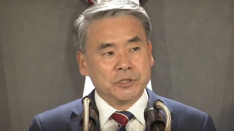 '해병대 수사외압 <b>의혹</b>' <b>이종섭</b>, 호주로 <b>출국</b>…野 "핵심 피의자 빼돌려"