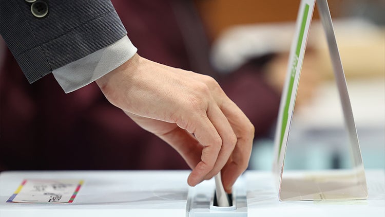 <b>첫날</b> 사전투표 691만 명…<b>투표율</b> 15.61%, 4년 전보다 3.47%p 높아