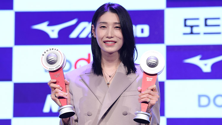 '<b>배구</b> 황제' <b>김연경</b> "우승 위해 1년 더"…통산 6번째 시즌 MVP