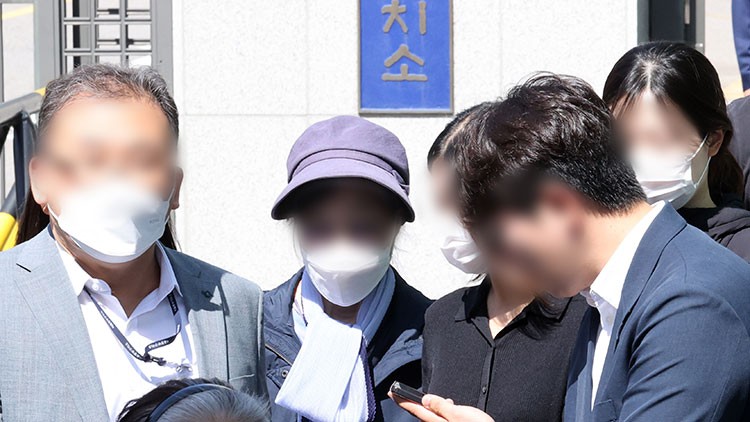 '윤석열 <b>대통령 장모</b>' <b>최은순</b>씨 가석방으로 출소