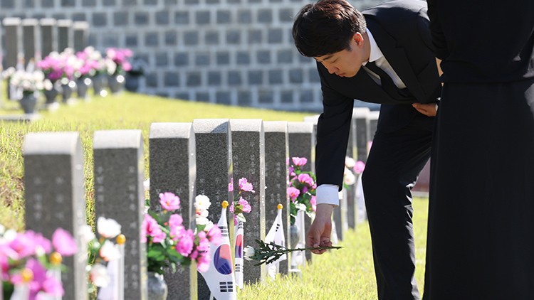 <b>이준석</b>, 5·18묘지에 영남 국화 <b>헌화</b>…7시간30분 참배