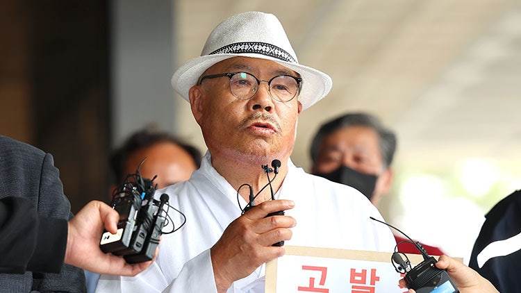 '김<b>여사</b> 명품백 고발' <b>백은종</b> 검찰 출석…"원본 영상 제출"