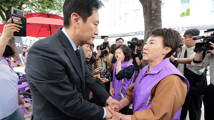 서울광장 <b>이태원</b>참사 <b>분향소</b> 이전…<b>오세훈</b>, 유족 찾아 위로