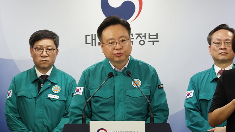 정부, <b>전공의 행정처분</b> 중단 아닌 '철회'…9월 수련시 '특례'