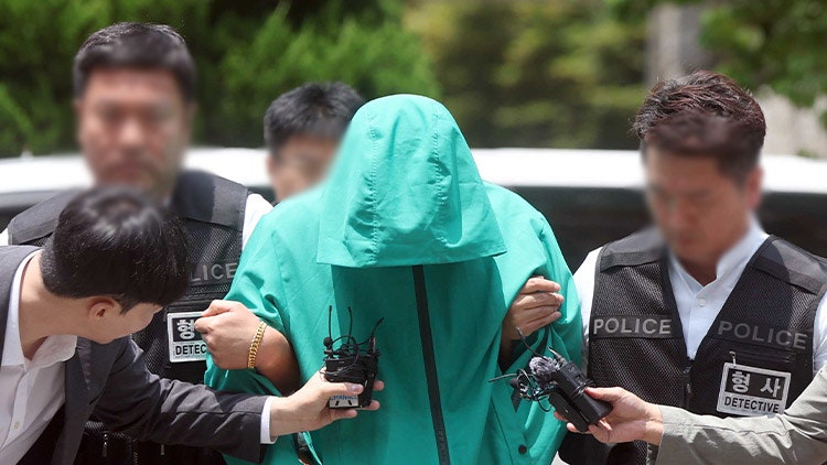 태국 <b>파타야 살인사건 피의자</b> 취재진 질문에 '묵묵부답'