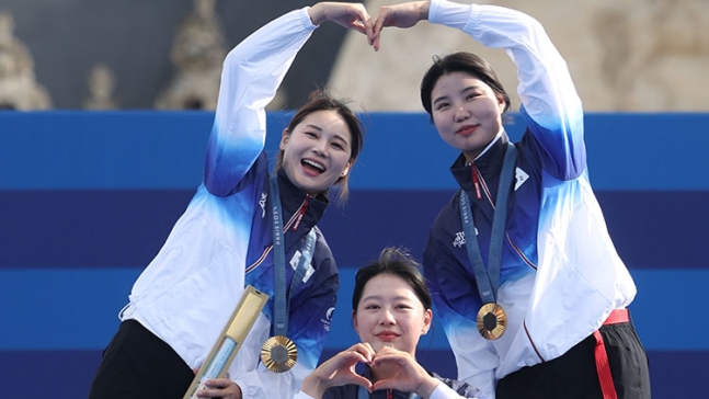 올림픽 10연패를 달성한 한국 여자 양궁대표팀의 남수현(오른쪽부터), 임시현, 전훈영이 28일(현지시간) 프랑스 파리 레쟁발리드 양궁 경기장에서 열린 2024 파리올림픽 양궁 여자단체 시상식에서 금메달을 목에 걸고