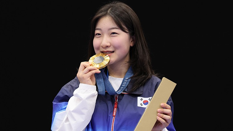 <b>16세 반효진</b>, <b>공기</b>소총 10ｍ 금메달…한국 하계올림픽 100호째