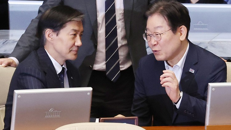 <b>이재명</b>, <b>조국</b>에 "나갈까요" 비공개 회동 중…재보궐선거 등 조율할 듯