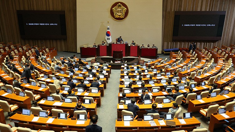 <b>이진숙</b> 방통위원장 <b>탄핵안</b> 野 단독의결 국회 통과…직무정지