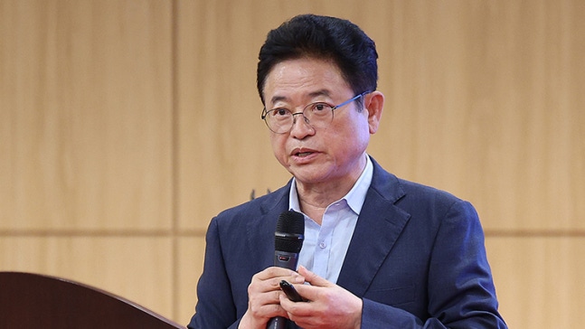 Governor Lee Cheol-woo of Gyeongsangbuk-do / Yonhap News