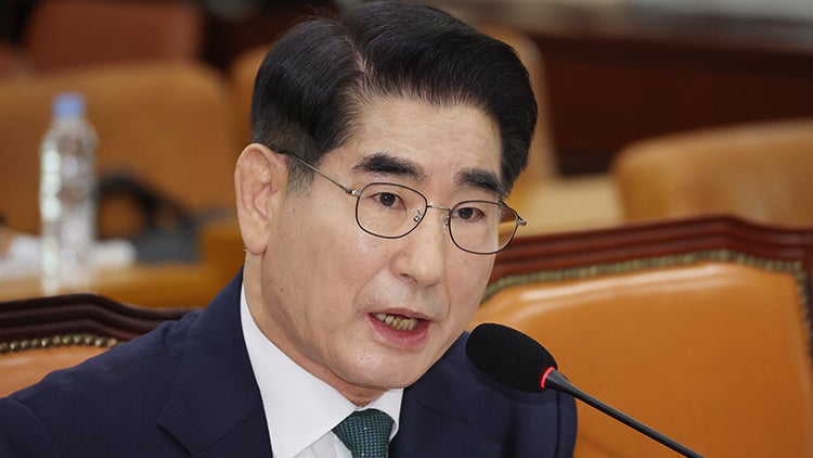 <b>김용현</b> "청문회는 정치선동하는 자리 아냐"…野 계엄의혹에 공개 반박