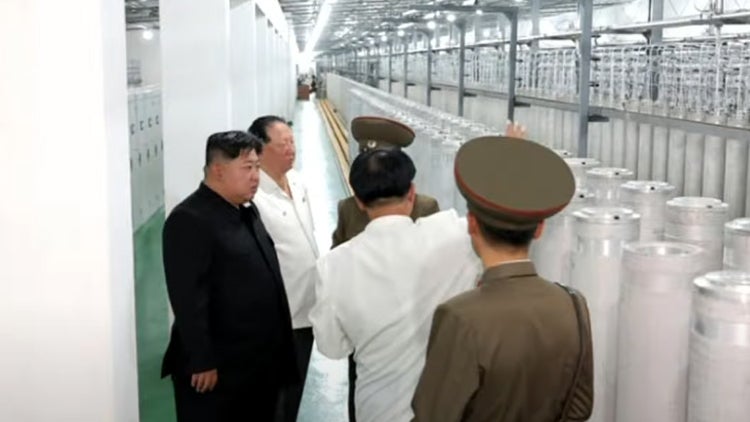 北 "<b>김정은</b>, 핵물질 기지 현지지도"…<b>우라늄 농축시설</b> 첫 공개