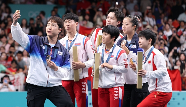 처벌 위기라더니…'<b>신유빈</b>과 <b>셀카</b>' 北 선수들, 훈련 모습 공개
