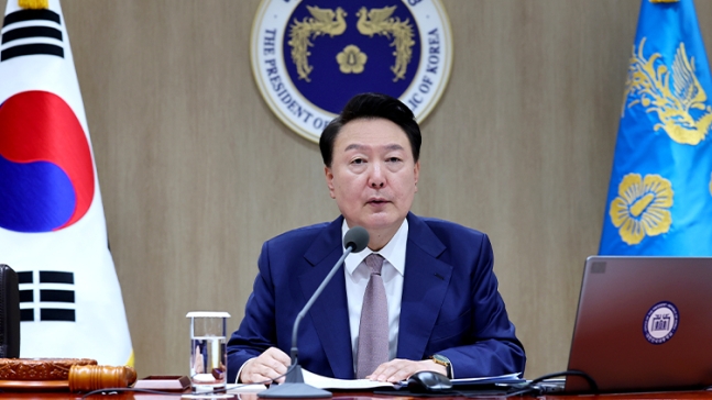 윤석열 대통령이 24일 서울 용산 대통령실 청사에서 열린 국무회의에서 발언하고 있다. /대통령실통신사진기자단