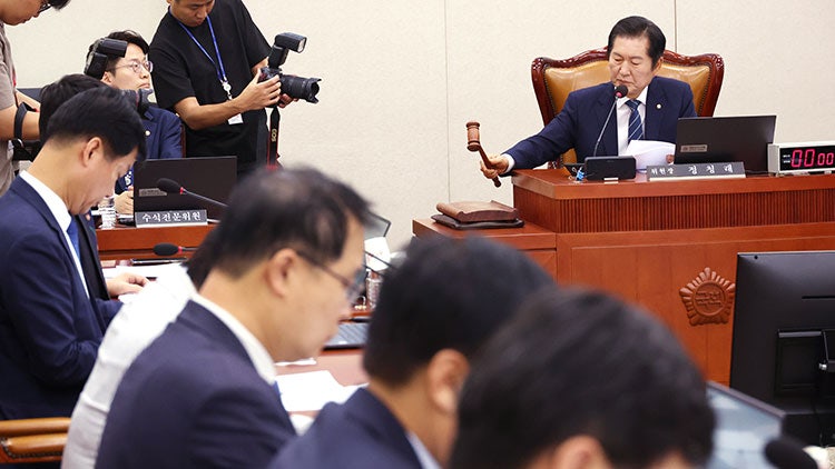 野, <b>법사위</b> 국감 <b>증인</b>에 김건희 <b>여사</b> 채택…與 반발 퇴장