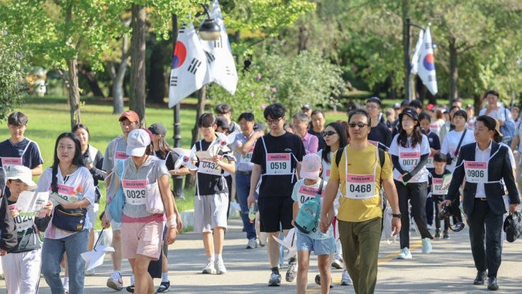제1회 '<b>메모리얼 하이킹</b>' 열려…보훈부장관 등 시민 1000여명 참여