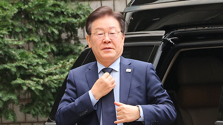 더불어민주당 이재명 대표가 15일 오전 서울 서초구 서울중앙지방법원에서 열린 '대장동 배임·성남FC 뇌물' 관련 1심 속행 공판에 출석하고 있다. /연합뉴스