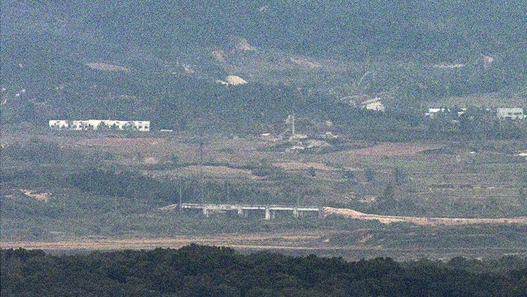 합참 "北, <b>경의선</b>ㆍ<b>동해선</b> 남북 <b>연결도로</b> 폭파"
