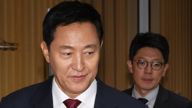 <b>오세훈</b>, 서울월드컵경기장 <b>잔디</b> 상태에 사과 "국민께 정말 죄송"