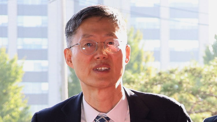 헌법재판소장 권한대행에 <b>문형배 재판관</b> 선출