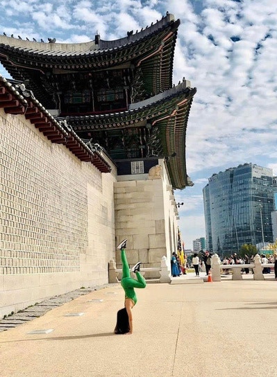 베트남 여성, <b>전신 레깅스</b> 입고 <b>경복궁서</b> 요가…SNS서 논란