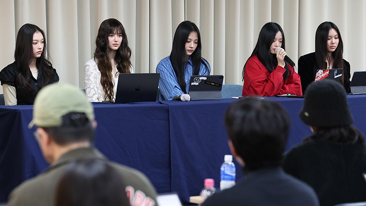 <b>뉴진스</b> "29일 자정부로 <b>어도어</b>와의 전속계약 해지"