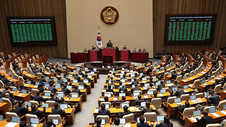 '내란 <b>특검법</b>' <b>국회</b> 본회의 <b>통과</b>…與 5명 찬성