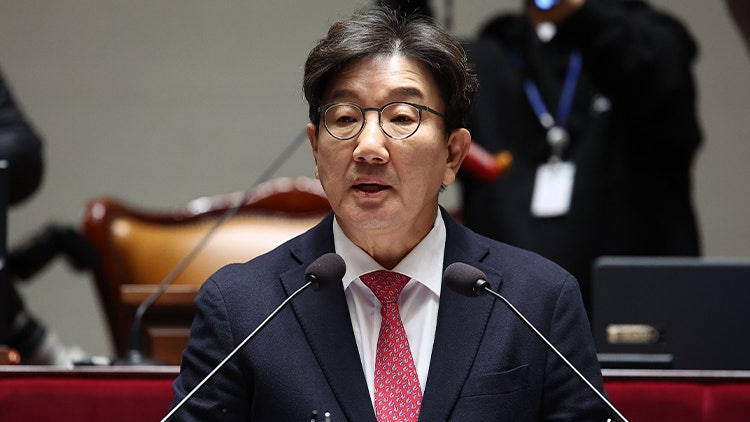 <b>권성동</b> "이재명, 월권성 <b>발언</b>…벌써부터 대통령 놀음에 빠지지 말라"