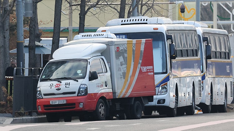 <b>헌재</b> "尹 탄핵 <b>서류</b>, 20일 도달 간주…27일까지 답변서 내라"