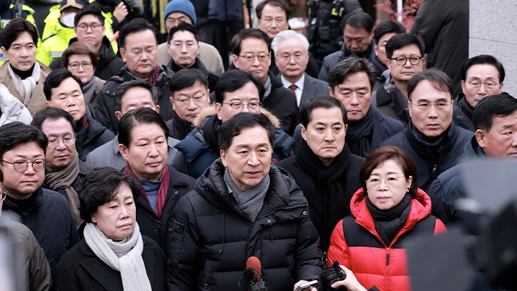 與<b>의원</b> 30여명, '尹영장 저지' <b>관저</b> <b>집결</b>…지도부는 거리두기
