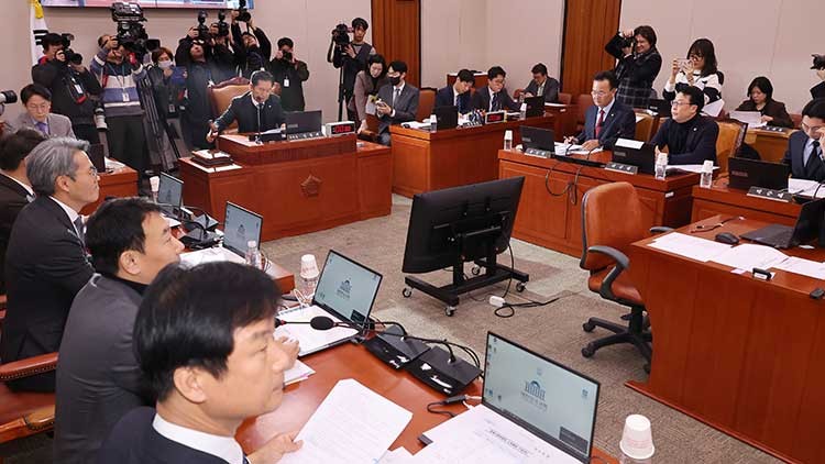 <b>정청래</b> "윤석열, 사형 선고 받을 것" 법사위 파행…與 "여기가 광장인가...
