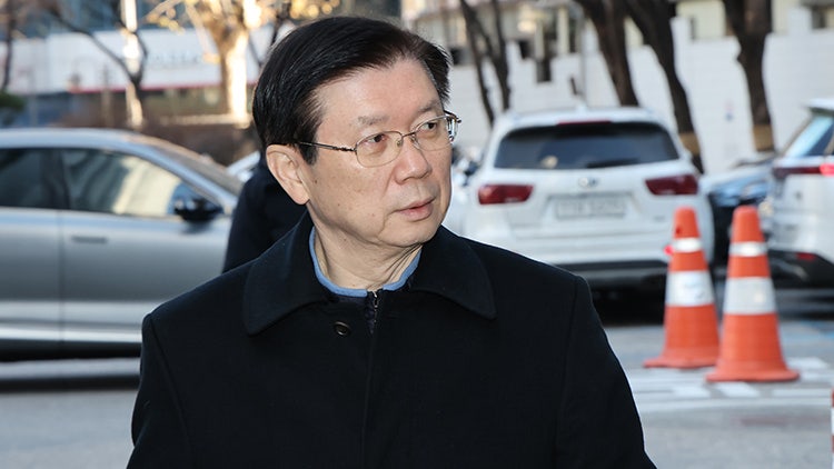 <b>박종준 경호처장</b>, <b>경찰</b> 출석…"대통령 신분 걸맞는 수사 진행돼야"