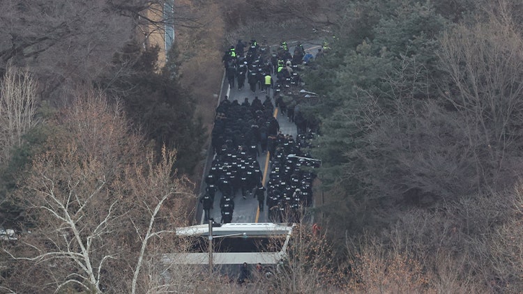 <b>경찰</b> 尹 <b>관저 진입</b>…차벽 넘어 2차 저지선도 통과