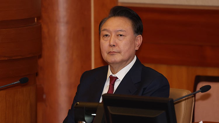 [단독] 尹, 설 메시지 "나라의 앞날이 걱정"…<b>김건희 여사 건강</b> 염려도...