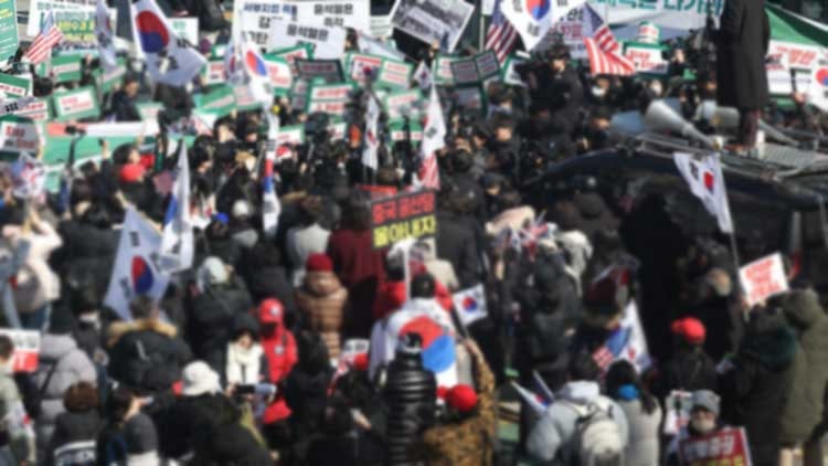 "尹 파면하라"↔ "<b>탄핵</b>무효"…<b>이화여대</b> <b>탄핵찬반</b> 뒤섞여 아수라장