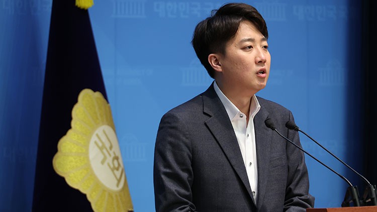 <b>이준석</b>, <b>공수처 폐지법</b> 발의…"민주당 반성하고 책임져야"