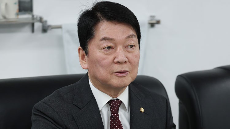 <b>안철수</b> "李, 목 긁힌 뒤 죽은 듯 누워" 논란…野, 경찰 <b>고발</b>